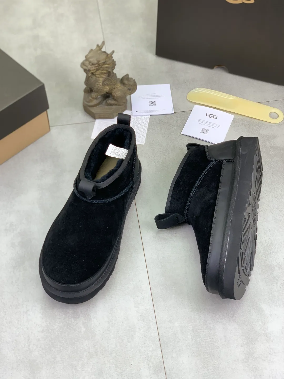 Men's men's shoes 💰P500 New top version UGG 2025 autumn and winter high-top new casual shoes new series Ansley Mules Fashionable and comfortable shallow flat slip-on casual loafers ✨ Classic suede cowhide with 10mm wool lining Insole suede collar Soft and comfortable ❤️ Decorated with UGG classic heat embossed brand logo on the back side Full texture Lightweight rubber sole Anti-slip, wear-resistant and comfortable Color: Black Brown Size: 39-45